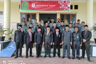 Photo bersama Keluarga Besar PN Sanana dalam rangka menyambut HUT Kemerdekaan Republik Indonesia yang Ke-75 dilingkungan kantor PN Sanana